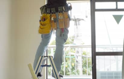 業者による貼付作業