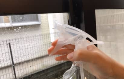 ガラスにも水溶液をスプレー