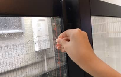 定規やヘラなどで