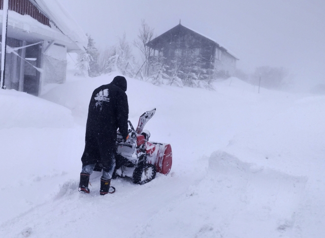 除雪をする人